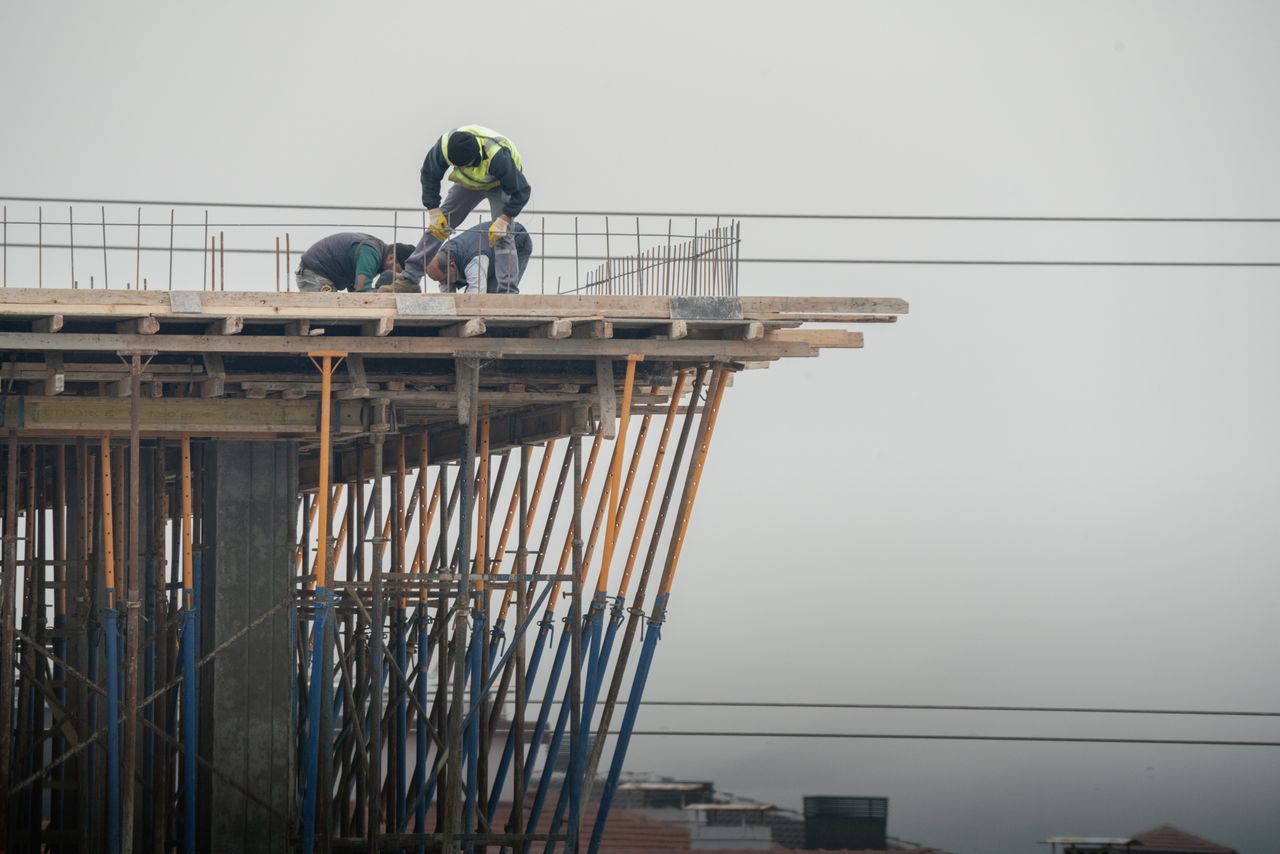 who-we-are Workers on a high-rise building construction site in Denizli, Türkiye, showcasing teamwork and safety.